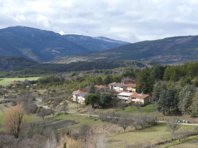 Vue de situation prise de l'est.