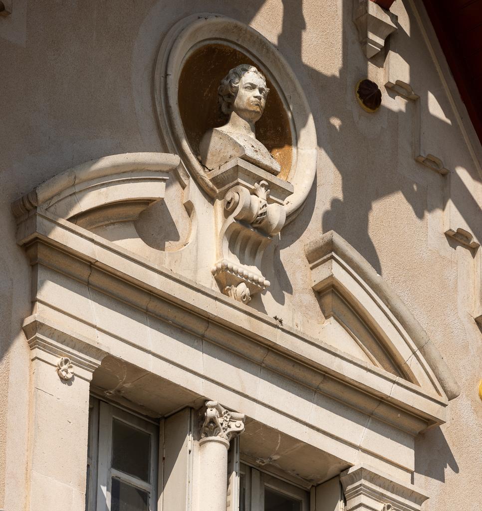 Façade sud : détail, buste de Beethoven. 