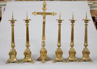 Garniture d'autel composée d'une croix d'autel et de cinq chandeliers d'autel
