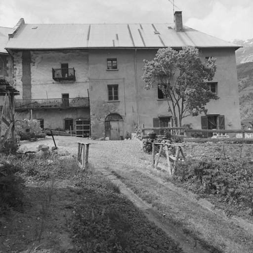 Façade sud. Noter la différence de traitement entre la partie de la façade réservée au logis et celle réservée à l'exploitation. Au premier plan, le jardin potager.