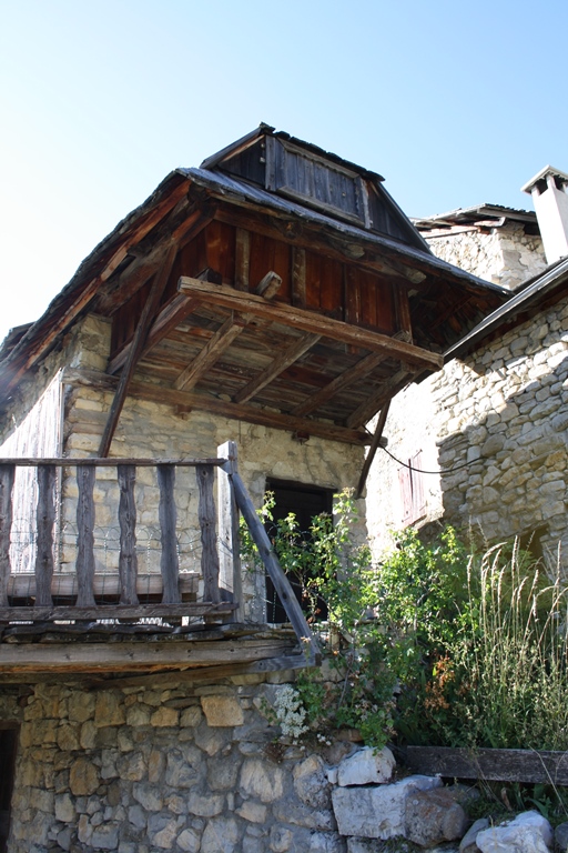 Maison rénovée avec un débord en bois incongru par rapport à l'architecture vernaculaire (parcelle B 284).