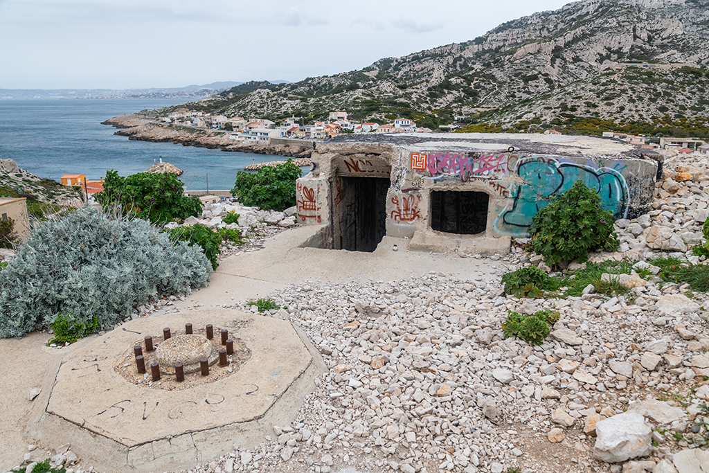 Fort Napoléon, secteur ouest, versant nord : position de tir allemande pour canon de 4,7mmadossée à un abri  de béton monobloc 