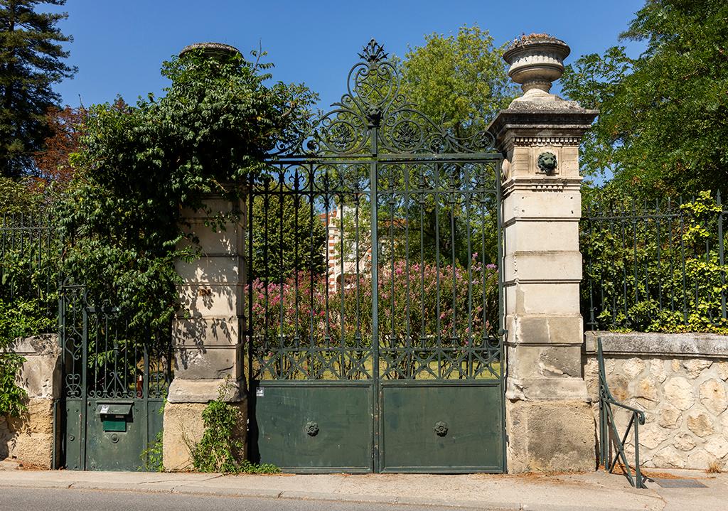 Portail d'entrée sur l'avenue Fabre de Sérignan. 