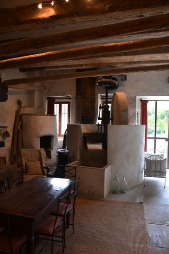 Moulin Sainte-Anne : A gauche de la meule conduit à olives en bois.