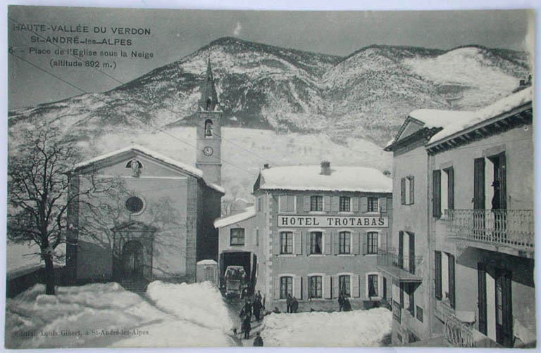 [Carte postale] Vue générale de l'Eglise et de l'hôtel depuis l'est, 4e quart 19e siècle (?).