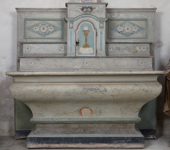 Ensemble de l'autel secondaire de saint Laurent : degré d'autel, autel, tabernacle, trois gradins d'autel