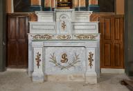 Ensemble de l'autel secondaire de saint Joseph : degré d'autel, autel, tabernacle, trois gradins d'autel