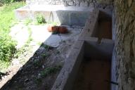 Thorame-Haute. La Colle-Saint-Michel. Fontaine-lavoir dite la Fontaine. Les bassins sont organisés en L, adossés à la maçonnerie des murs. 