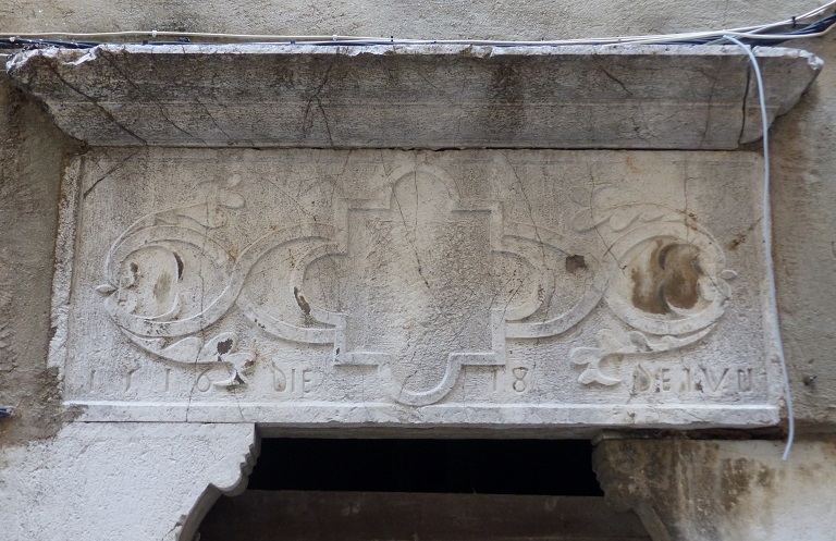 Maison (2022 AY 251). Détail du linteau sculpté monolithe sur coussinets avec l'Inscription : 1516 DIE 18 DEIUN. 	 	 	