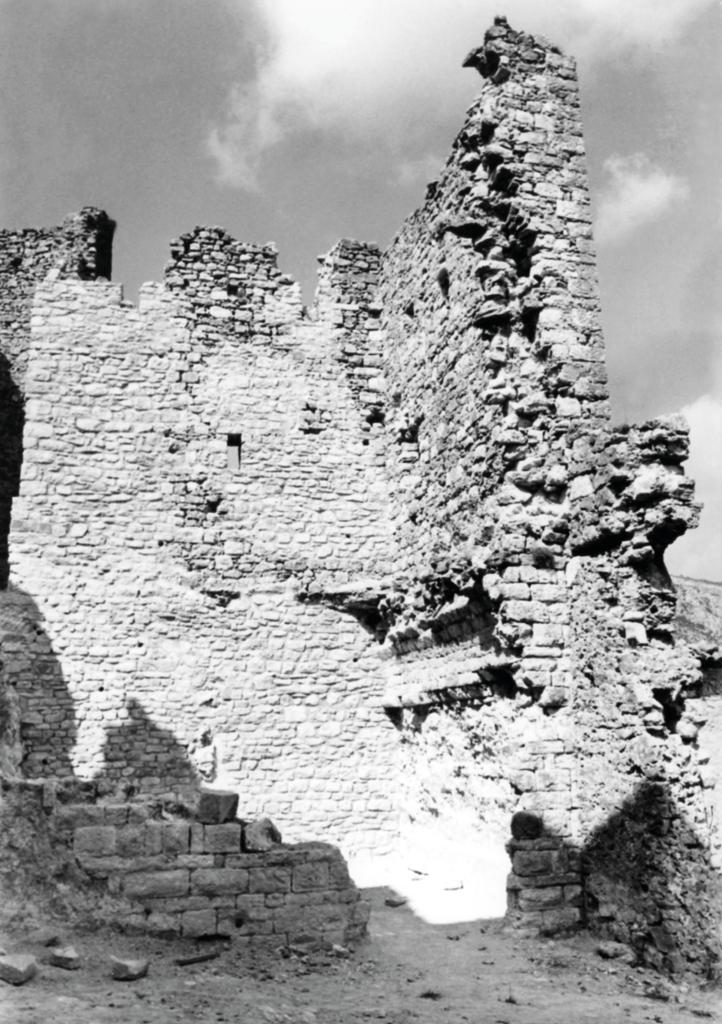 [Château de Bargème pendant les restaurations, corps de bâtiment flanquant l'est du corps de logis, vu depuis le sud], [vers 1967].