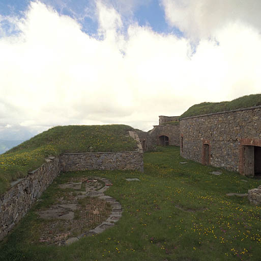 Emplacement de tir double du rempart sud, revers de la porte du fort.