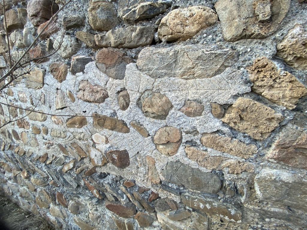 Détail des dessins géométriques gravés dans l'enduit du mur sud.