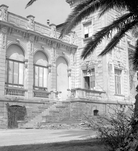 Façade sud. Façade sud. Aile gauche et escalier d'accès latéral du vestibule.