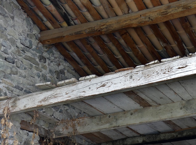 Solives et plancher d'un étage de comble, entrepôt agricole au bourg.