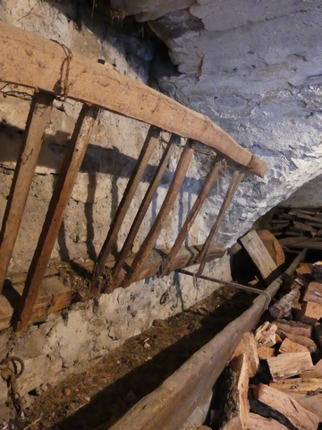 Bâtiment nord. Rez-de-chaussée, étable. Mur sud, partie nord. Mangeoire sur banquette maçonnée et râtelier alimenté par une trappe d'abat-foin.