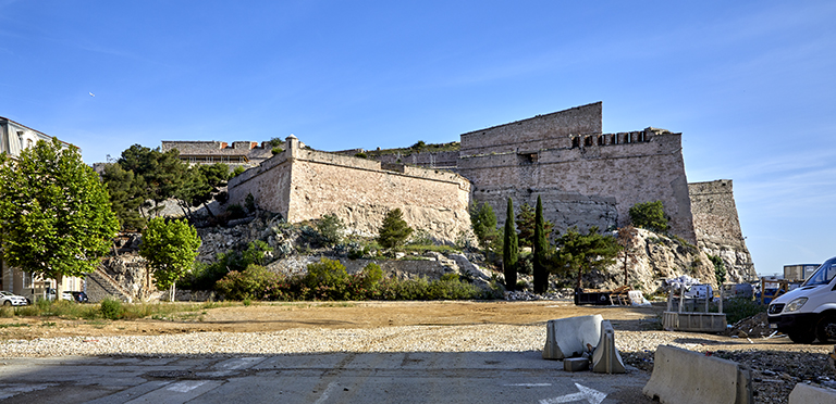 Fort St Nicolas : vue extérieure du front Sud du Haut fort, demi lune de Beaufort.