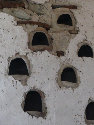 Dépendance nord. Etage, pigeonnier. Mur sud, boulins en terre cuite.