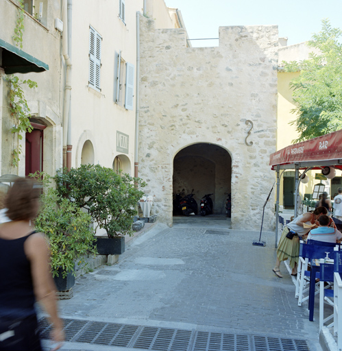 Flanc gauche de la tour-porte de la Ponche (du front est), avec arcade d'entrée du 2eme état.