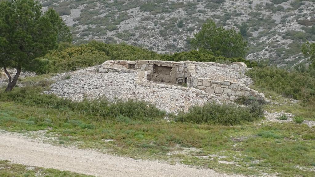 Cuve en pierre pour canon antiaérien de 2cm, au nord du chemin de crête de la batterie