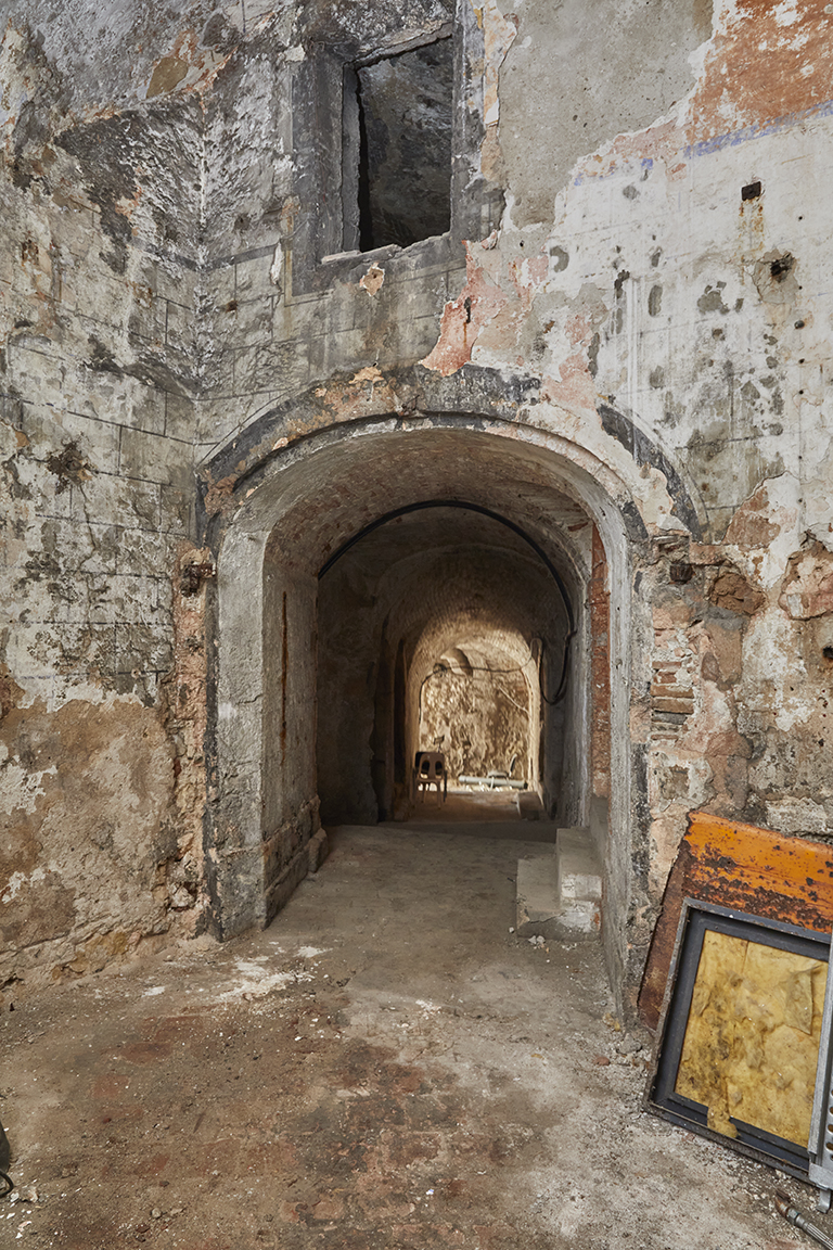 Fort St Nicolas : intérieur du bastion nord-ouest du donjon, dit de Mazarin, salle centrale des casemates, débouché du couloir axial.