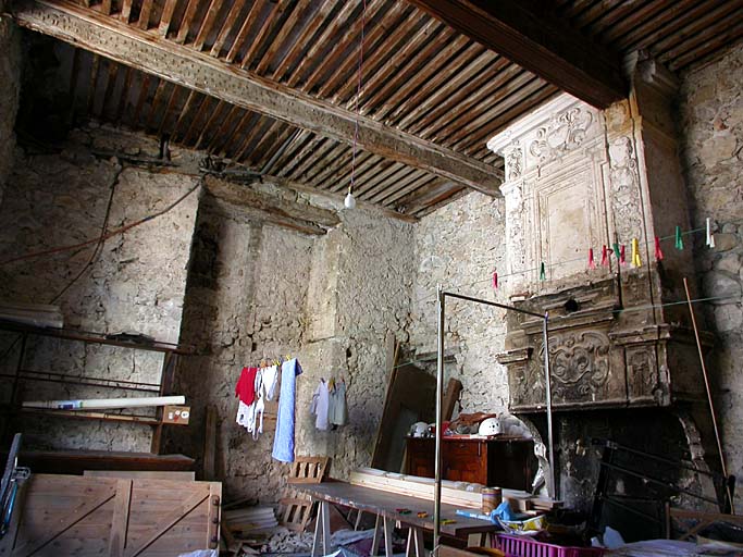 Soleilhas. Château. Salle au rez-de-chaussée avec cheminée portant un décor de gypserie.