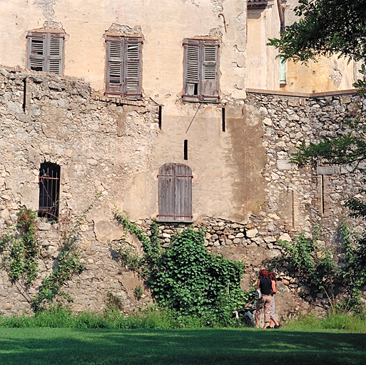 Front 18 - 19. Détail de la courtine crénelée au raccord avec le redan 18.