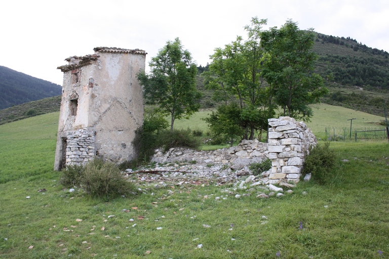 Le colombier avec les ruines de l'entrepôt agricole accolé (une remise d'aire à fouler ?), sur les hauteurs du hameau : vue générale depuis le sud-est.