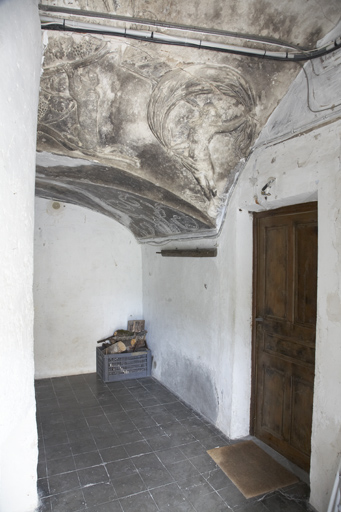 Val-de-Chalvagne. Château de Castellet-Saint-Cassien. Vue du décor au départ de l'escalier, rez-de-chaussée.