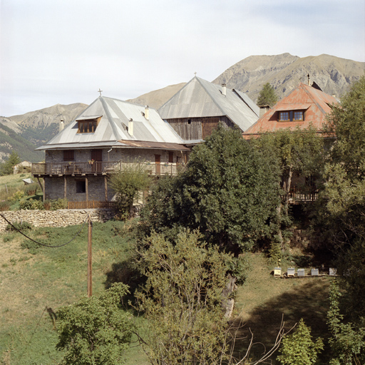 Allos (le Villard Haut). Fermes avec toits en croupe et demi-croupe.