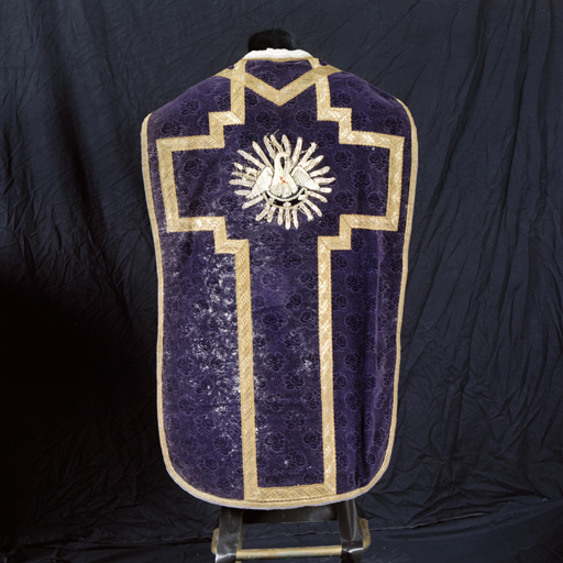 ensemble de vêtements liturgiques : chasuble, étole, manipule, bourse de corporal, voile de calice, pale (ornement violet)