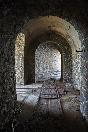 galerie en caverne du souterrain du projecteur, sas et aiguillage de l'abri de jour du projecteur vue depuis le puits d'accès