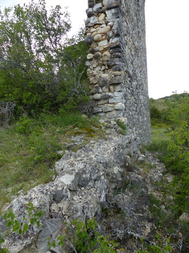 Site castral de Châteauneuf. Extrémité nord-ouest de la plate-forme, relief de maçonnerie en petit appareil.