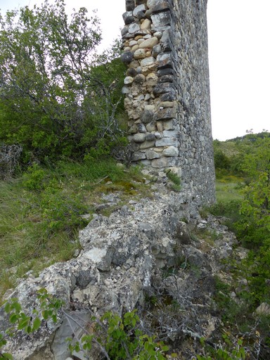 Site castral de Châteauneuf. Extrémité nord-ouest de la plate-forme, relief de maçonnerie en petit appareil.