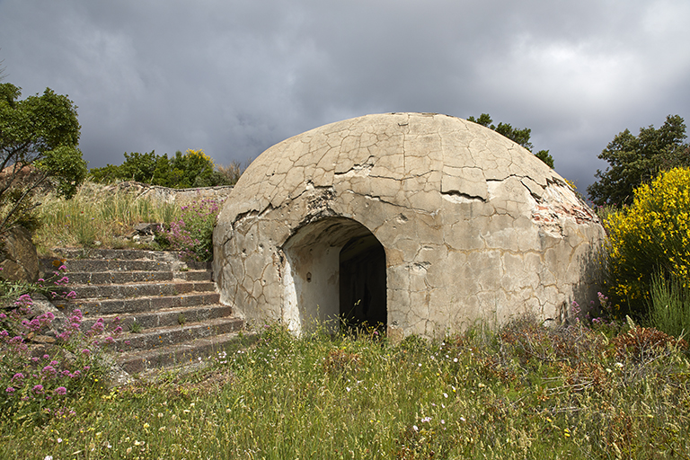 Magasin de combat bétonné entre les deux branches de la batterie