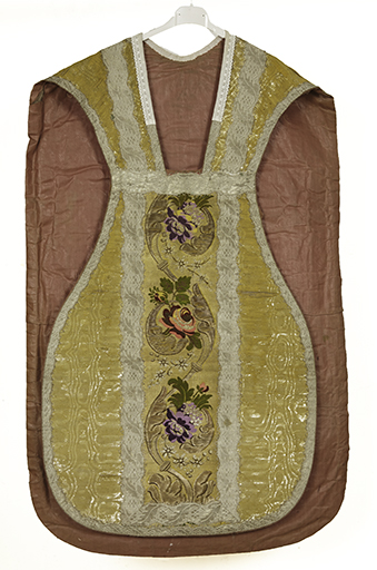 Ornement doré : chasuble, manipule, voile de calice