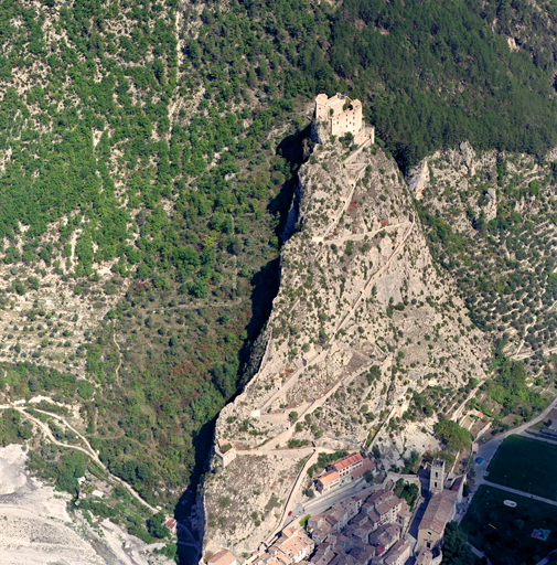 Vue aérienne oblique de situation sur l'éperon rocheux depuis l'ouest.
