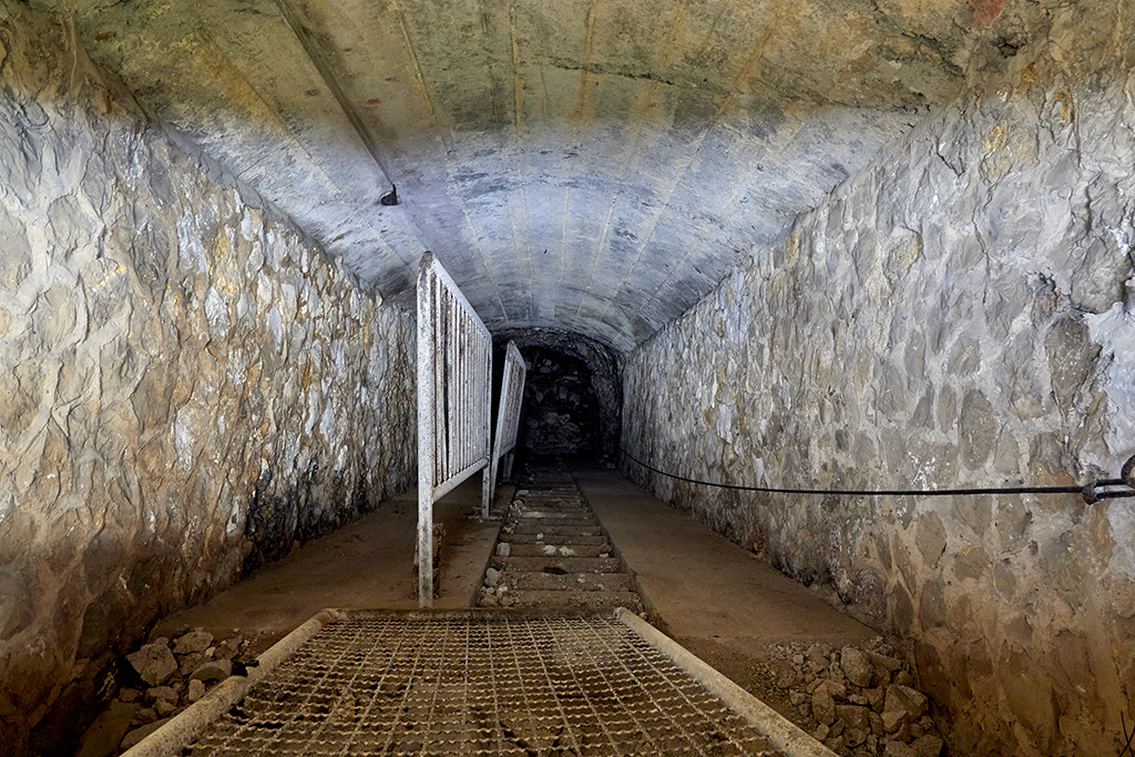 Rampe-escalier descendant dans le souterrain-caverne de 1890