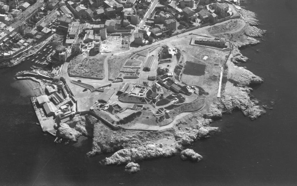 [Vue aérienne oblique de Marseille, de la Pointe d'Endoume au Roucas Blanc], 1950.  Détail : batterie de la Pointe d'Endoume.