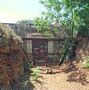 Tranchée d'accès, porte grille de contrescarpe et porte d'entrée de l'ouvrage, vues du nord.