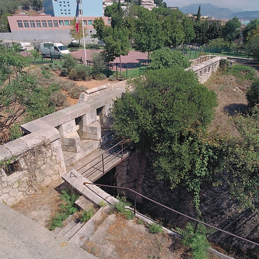 Chemin de ronde d'infanterie du front de gorge sur la face du demi-bastion nord-est, avec passerelle sur la porte.