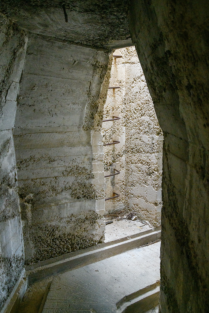 Batterie du Pharo, batterie haute, galerie souterraine d'accès à l'une des casemates R671 médianes, puits d'issue verticale à échelons