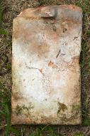 La tuile plate artisanale en terre cuite : un marqueur ancien de la mise en oeuvre du couvert sur la commune. Revers avec ergot de fixation.