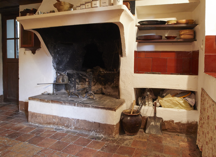 Ferme à Fontantige (Val-de-Chalvagne). Salle commune avec cuisine : cheminée et bouche du four à pain ; placard avec potager et cendrier.