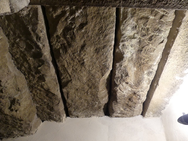 Etage de soubassement, escalier. Dessous des dalles du palier supérieur.