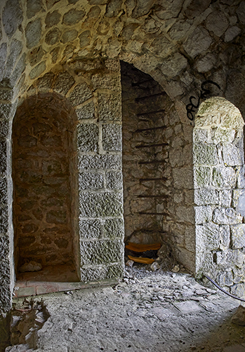 second flanc défensif crénelé casematé ou blockhaus du front de gorge, intérieur d'une casemate d'étage avec niche et echelle