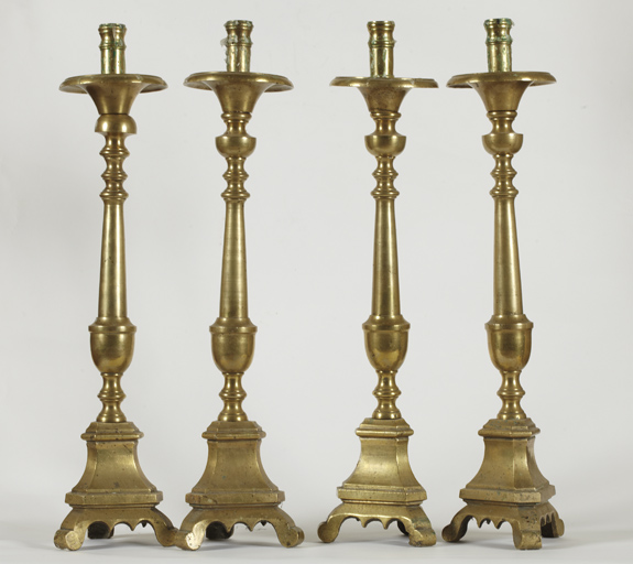 Ensemble de 4 chandeliers d'autel
