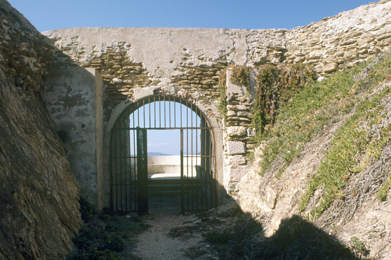 Portail d'accès à l'emplacement de projecteur du saillant ouest.