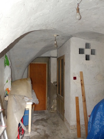 Etage de soubassement, resserre. Vue de volume prise du sud.