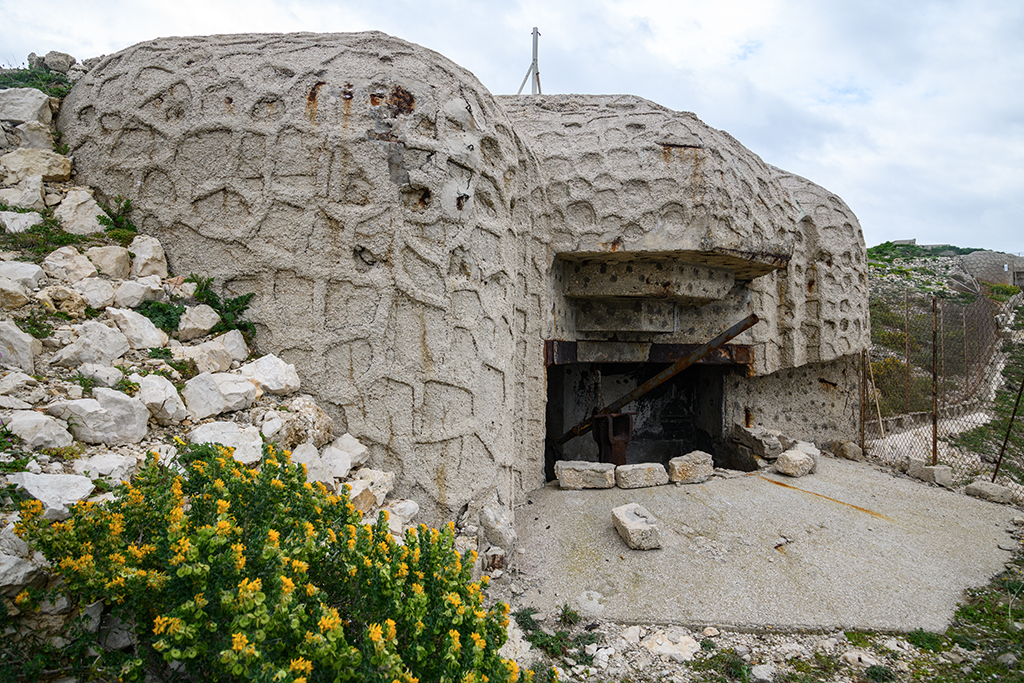 Batterie du Pharo, batterie haute, casemate R671 nord , façade, embrasure et genouillère, vue latérale