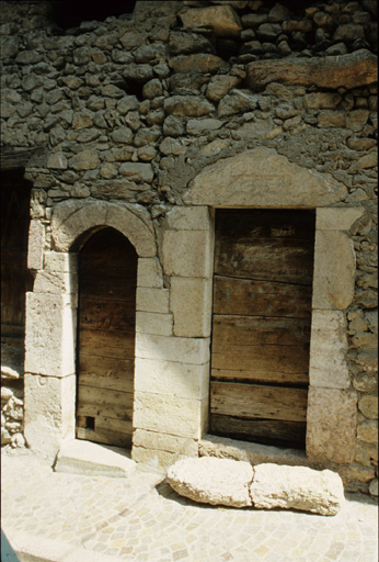 Façade ouest, sur rue. La porte d'entrée datée de 1564 comporte un piédroit commun avec la porte du cellier voisin.